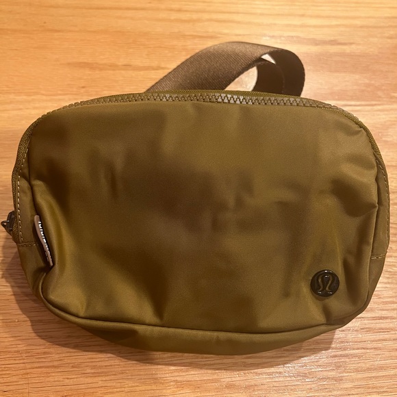 Lululemon Everywhere Belt Bag - Picture 2 of 5